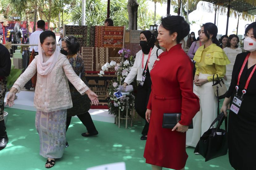  Istri Presiden Indonesia Joko Widodo Iriana, kanan, menyapa istri Presiden China Xi Jinping Peng Liyuan, tengah, istri Presiden Korea Selatan Kim Kun-hee, kedua dari kanan, selama program pasangan G20 di Nusa Dua, Bali, Indonesia. (Ilustrasi)
