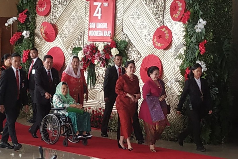 Istri Presiden Keempat RI  Shinta Nuriyah dan Presiden Kelima RI Megawati Soekarnoputri hadir di sidang tahunan MPR 2019 di Kompleks Parlemen, Senayan, Jakarta, Jumat (16/8). Keduanya didampingi putrinya Yenny Wahid, dan Puan Maharani. 