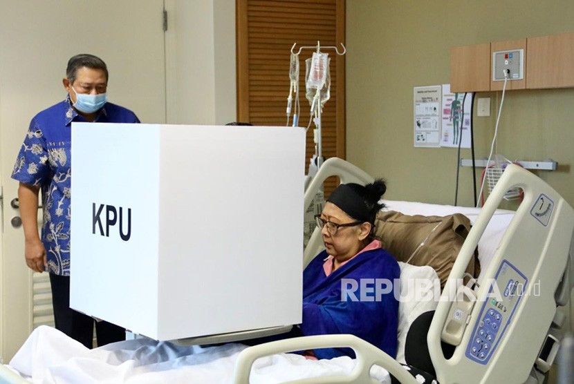 Istri Presiden Keenam RI Kristiani Herawati atau Ani Yudhoyono menggunakan hak pilihnya untuk Pemilu 2019 di National University Hospital Singapura, Ahad (14/4).