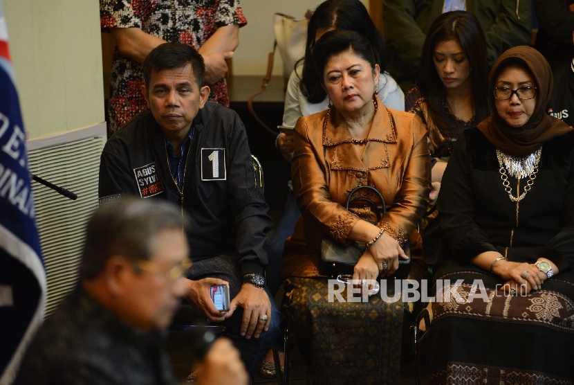 Istri Presiden Republik Indonesia Ke-6 Ani Yudhoyono (tengah).