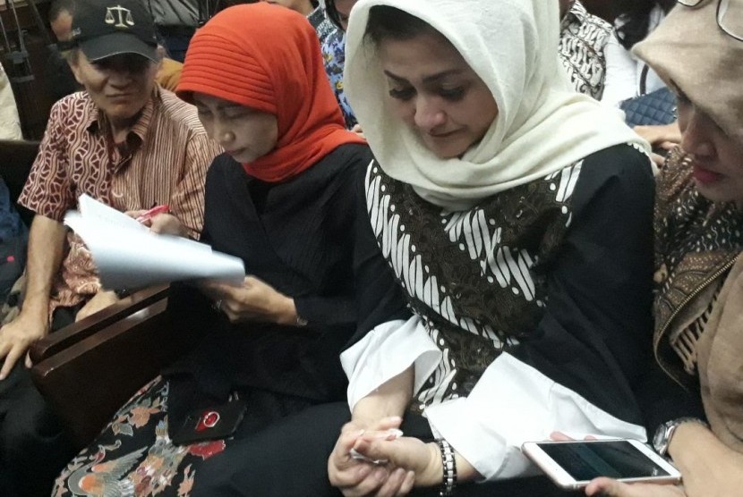 Istri Setya Novanto, Deisti Astriani (jilbab putih) menghadiri sidang perdana suaminya dalam kasus KTP-Elektronik di Pengadilan Tipikor Jakarta, Rabu (13/12).