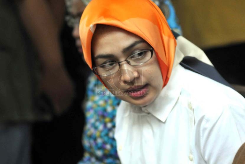 Istri Terdakwa kasus suap sengketa Pilkada Lebak, Tubagus Chaeri Wardana, Airin Rachmi Diani mengkuti pembacaan vonis oleh majelis hakim di Pengadilan Tipikor, Jakarta, Senin (23/6). 