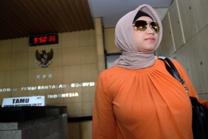 Istri tersangka kasus korupsi Ahmad Fathanah, Septi Sanustika menjenguk suaminya di tahanan Komisi Pemberantasan Korupsi, Jakarta, Kamis (21/3).