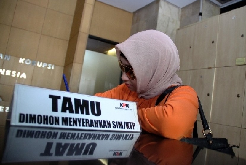 Istri tersangka kasus korupsi Ahmad Fathanah, Septi Sanustika. Selain Septi, Fathanah juga dikabarkan memiliki istri bernama Surti yang dinikahi secara siri di Bekasi