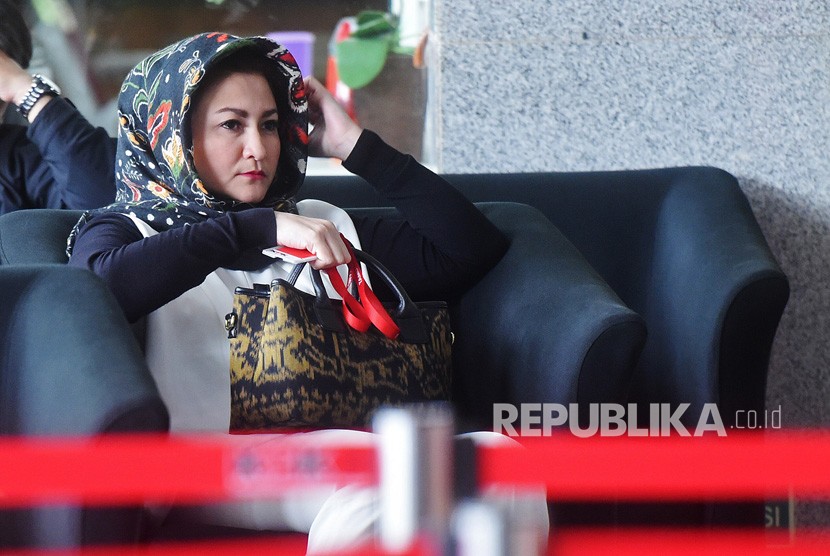 Istri tersangka kasus korupsi KTP Elektronik Setya Novanto, Deisti Astriani tiba untuk menjalani pemeriksaan di gedung KPK, Jakarta, Senin (22/1). 