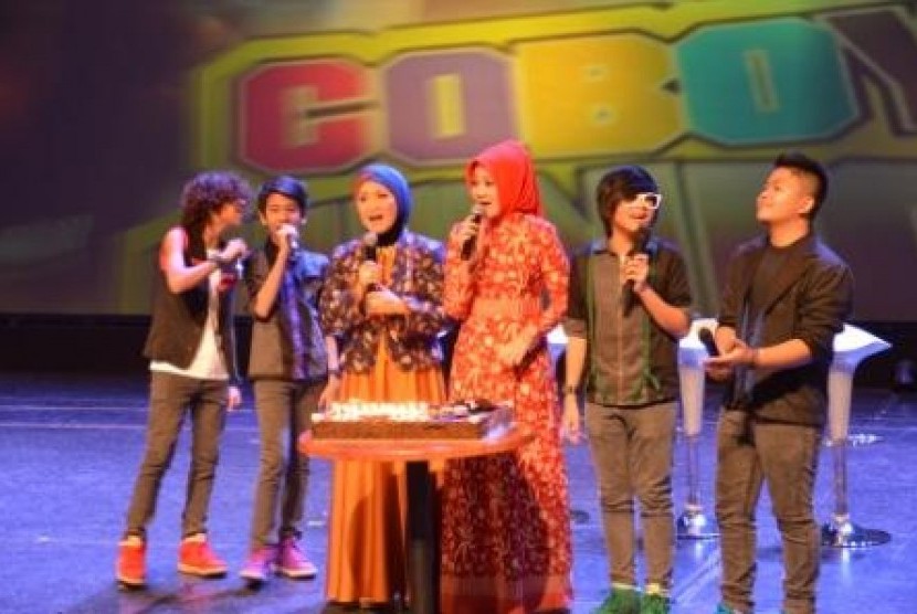 Istri Wagub Jabar Gisela Deddy Mizwar (ketiga dari kiri) serta Istri Walikota Bandung Atilia Ridwan Kamil (keempat dari kiri) hadir dan memberi dukungan pada Konser Amal Rumah Yatim bersama Coboy Junior.