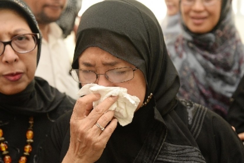 Istri Wakil Ketua Umum Pengurus Besar Nahdlatul Ulama (PBNU) KH Slamet Effendy Yusuf di rumah duka, Cibubur, Bogor, Jabar, Kamis (3/12). 