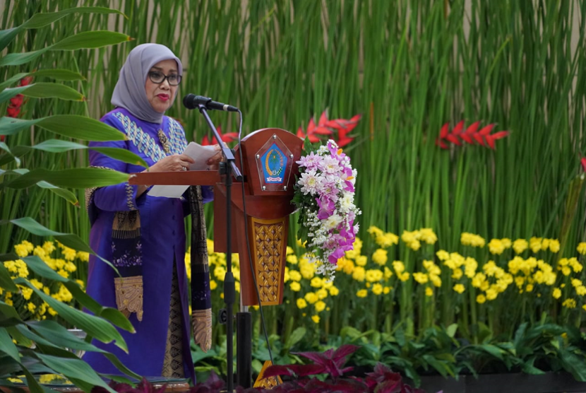 Istri Wakil Presiden Mufidah Jusuf Kalla saat membuka Rapat Kerja Daerah (Rakerda) dan Dialog Dekranas dan Dekranasda Sulawesi Utara (Sulut), Kamis (11/4).  