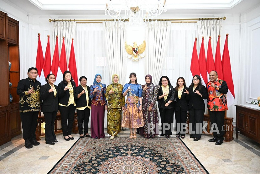 Istri Wakil Presiden RI Selvi Ananda Gibran bersama dengan anggota Cendekiawan Perempuan Papua dalam ajang silaturahmi terkait Kongres II CPP di Jakarta