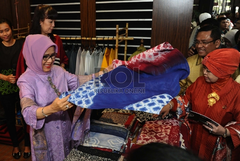 Istri Wakil Presiden sekaligus Ketua Dewan Kerajinan Nasional (Dekranas) Mufidah Kalla (kiri) didampingi Menteri Perindustrian Saleh Husin (kanan) meninjau produk saat pembukaan Pameran Produk Fesyen & Aksesoris di Kementerian Perindustrian, Jakarta, Rabu 
