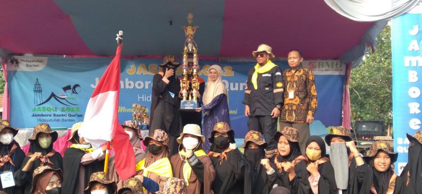 Istri Wakil Walikota Cilegon, Siti Faridah  MM menyerahkan piala penghargaan kepada para juara dan juara umum dalam ajang Jambore Santri Quran di Anyer, Banten, Kamis (11/8/2022).