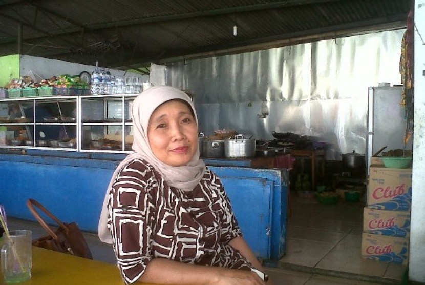 Istri Wakil Walikota Malang, Endang Taaqiyati di kantinny