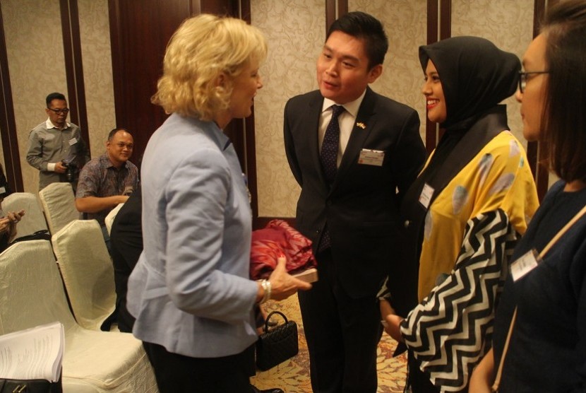 Istri Walikota Kediri Ferry Silviana Feronica (kanan, berjilbab) memberi kain tenun ikat Kediri kepada Minister UK for Small Business Anna Soubry saat acara Women in Leadership in The UK and Indonesia yang digagas Kedubes Inggris, Selasa (28/7), di Jakarta