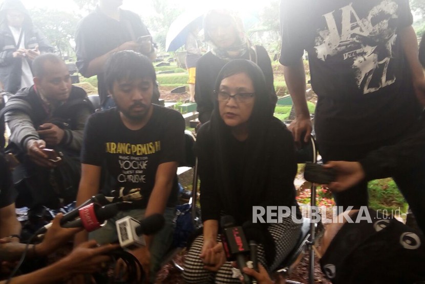 Istri Yockie Soerjoprayogo, Tika dan anaknya, Reza memberikan pernyataan pada pers mengenai kepergian Yockie di TPU Karet Bivak, Jakarta, Senin (5/2). 