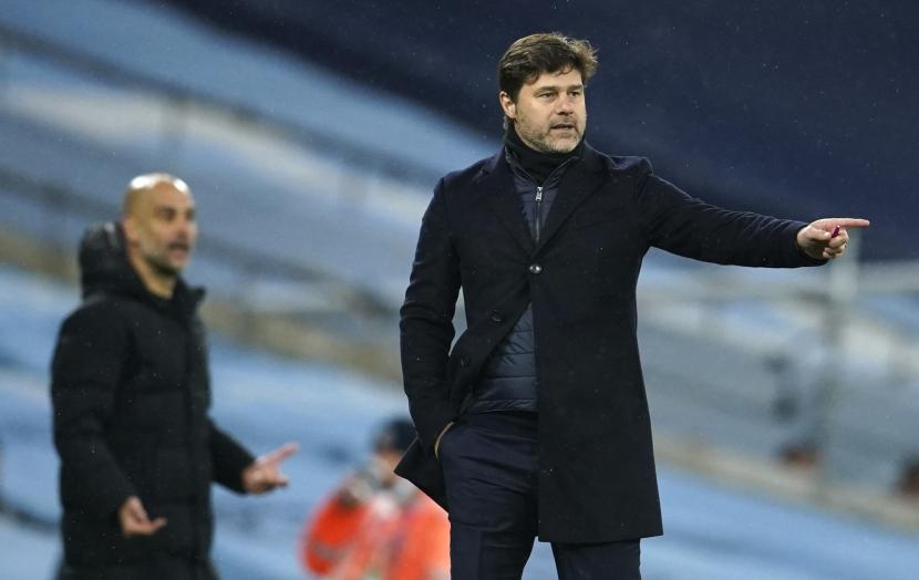 Isyarat pelatih kepala PSG Mauricio Pochettino saat pertandingan timnya melawan Manchester City.