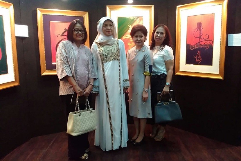 Ita Latiana (kerudung putih) di depan sejumlah karya kaligrafi miliknya di ajang artwork exhibition Quran Indonesia Project