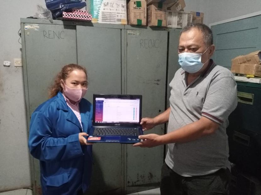 Ita Natalia, mahasiswi UBSI Pontianak (kiri) menyerahkan aplikasi Sistem Informasi Akuntansi Pembelian, Penjualan dan Jasa Servis kepada Sugiato selaku direktur PT GM Motor Pontianak.
