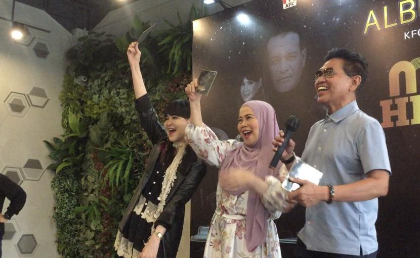 Ita Purnamasari (kiri), Dewi Yull (tengah), dan Obbie Messakh (kanan) saat meluncurkan album kompilasi bertajuk Musikilas Hits Nostalgia di Jakarta, Jumat (10/3/2023).