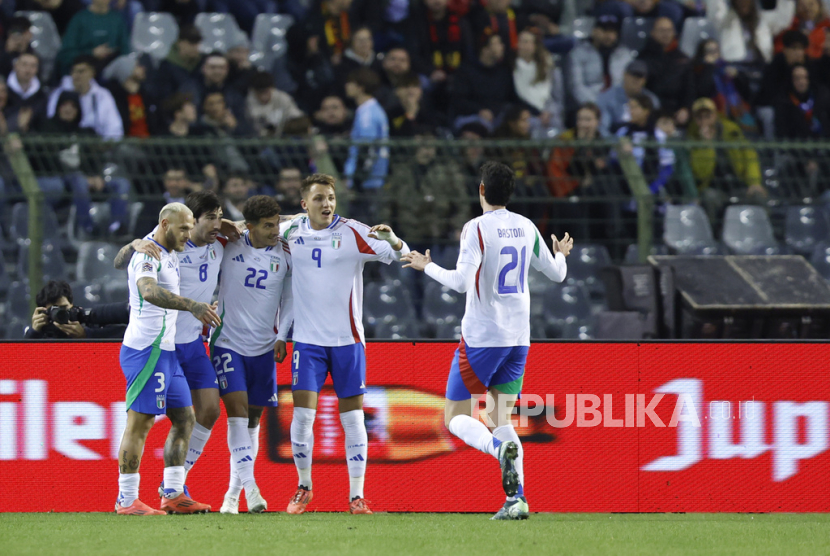 Italia merayakan gol pembuka setelah Sandro Tonali (kedua dari kiri) mencetak gol dalam pertandingan UEFA Nations League di Stadion King Baudouin, Brussels, Jumat, 15 November 2024 dini hari WIB. 