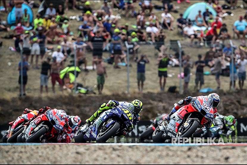  Italian Moto GP rider Valentino Rossi of Movistar Yamaha Team (C) and Italian MotoGP rider Andrea Dovizioso of Lenovo Ducati Team (R) in action during the MotoGP race of the Motorcycling Grand Prix of the Czech Republic at Masaryk circuit in Brno,