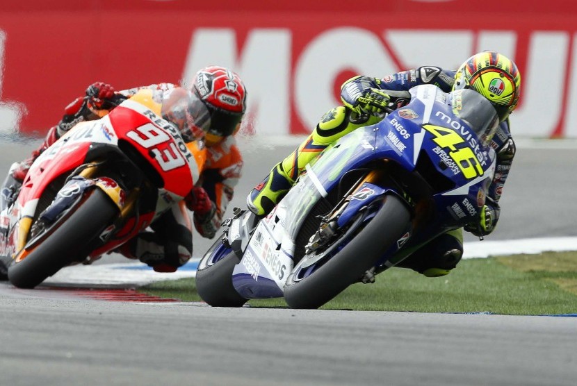 Italian MotoGP rider Valentino Rossi (R) of the Movistar Yamaha MotoGP team is on his way to win the Motorcycling Grand Prix TT Assen at the TT Circuit in Assen, Netherlands, 27 June 2015. Rossi won ahead of second placed Spanish rider Marc Marquez (L) of 