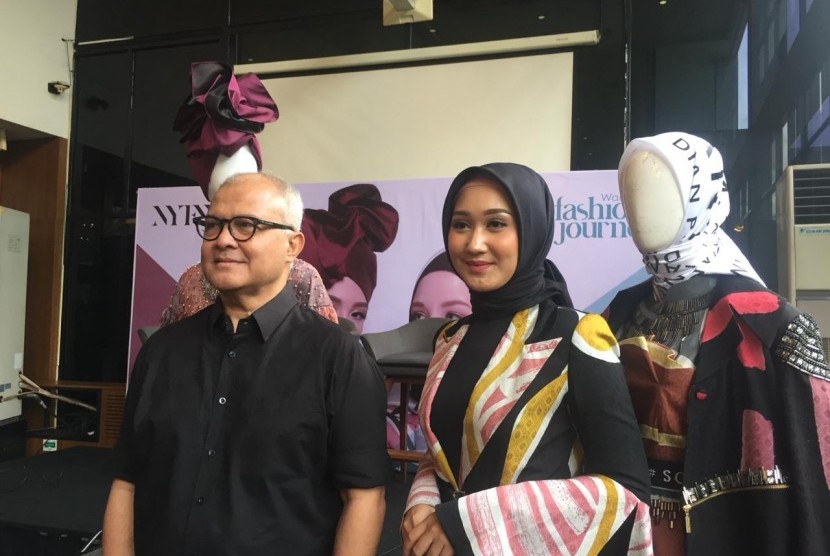 Itang Yunasz dan Dian Pelangi, dua desainer Indonesia yang baru tampil di New York Fashion Week awal Februari 2019.