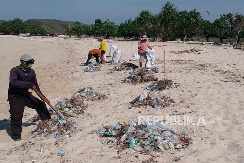 ITDC Tangani 7,2 Ton Sampah Kiriman di Pantai Tanjung Aan, Perkuat Komitmen Kebersihan The Mandalika