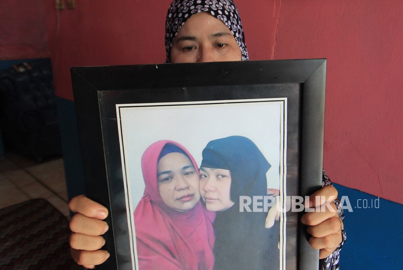 Iti Sartini (52) menunjukkan foto anaknya Tuti Tursilawati yang dihukum mati di Arab Saudi di kediamannya di Desa Cikeusik, Majalengka, Jawa Barat, Jumat (2/11/2018). 