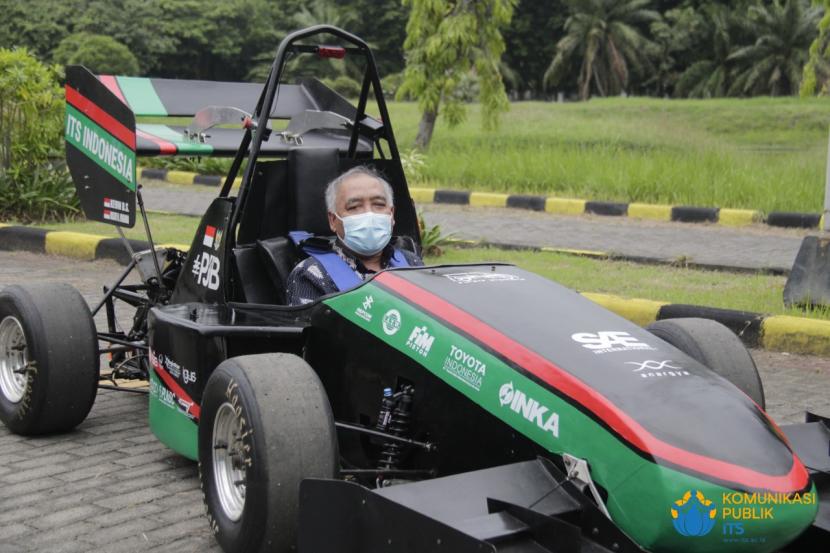 ITS memperkenalkan mobil balap formula bertenaga listrik terbaru bernama Anargya EV Mark 2.0. 