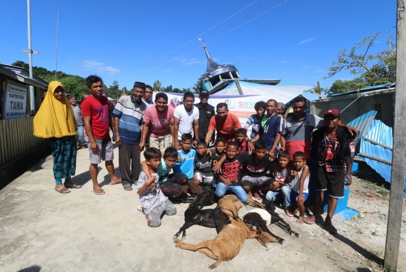 ITS Tanggap Bencana dan Laznas BMH menyalurkan hewan kurban ke wilayah pulau-pulau di Halmahera Selatan.