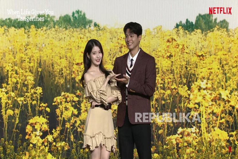 IU dan Park Bo Gum dalam konferensi pers virtual mengenai drama 