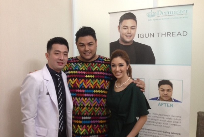 Ivan Gunawan didampingi Dokter Edo Raharja dan Dokter Jessica usai jumpa pers di Klinik Dermaster Kemang, Rabu (3/2)