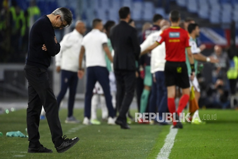 Ivan Juric (kiri) menunduk dalam laga terakhirnya sebagai pelatih AS Roma saat menghadapi Bologna dalam laga Serie A Liga Italia di Stadion Olimpico, Roma, Ahad (11/11/2024).