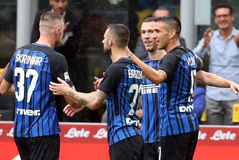 Ivan Perisic (kedua kanan) merayakan gol ke gawang SPAL bersama rekannya di Inter pada laga Serie A, di Giuseppe Meazza, Ahad (10/9).