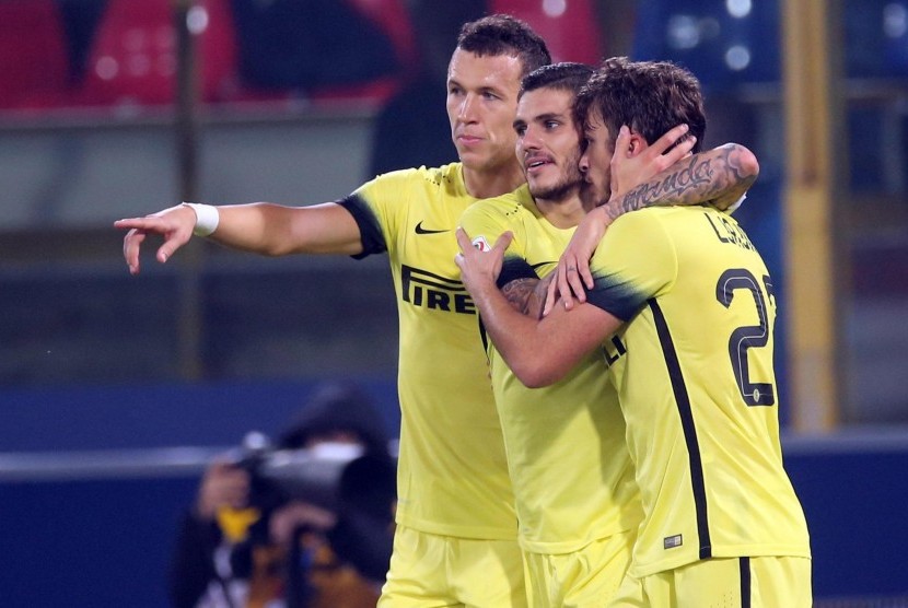 Ivan Perisic (kiri) dan Mauro Icardi (tengah).