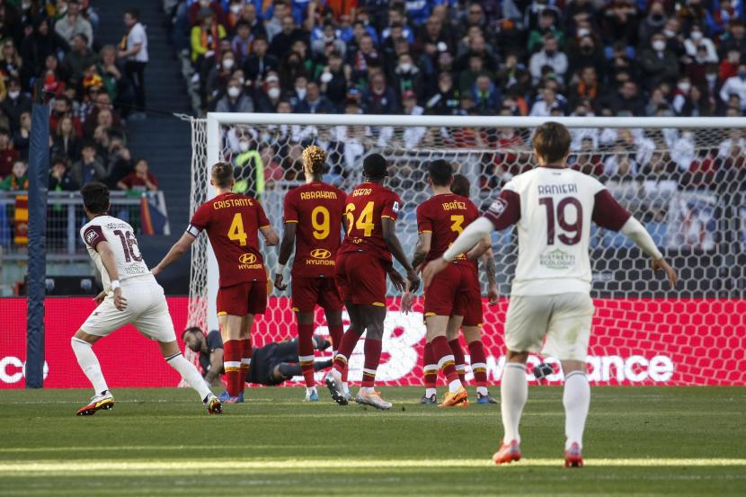 Ivan Radovanovic (kiri) dari Salernitana mencetak keunggulan 1-0 atas AS Roma di Stadion Olimpico di Roma, Italia, Senin (11/4/2022) dini hari WIB. Namun, Roma berhasil menang lewat Carles Peres dan Chris Smalling. 