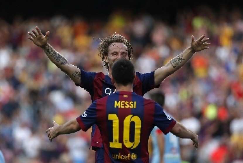 Ivan Rakitic merayakan gol bersama Lionel Messi.