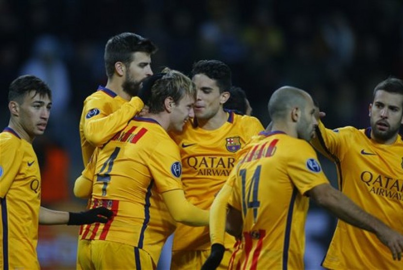 Ivan Rakitic merayakan gol bersama rekan-rekannya pada laga BETA vs Barcelona. 