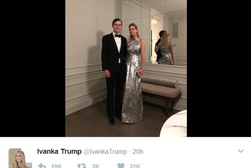 Ivanka Trump berpose dengan suaminya Jared Kushner dalam foto yang diunggah ke Twitter.