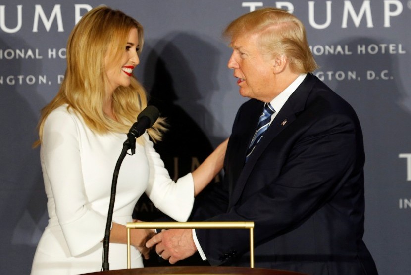 Ivanka Trump menjabat tangan ayahnya Donald Trump.