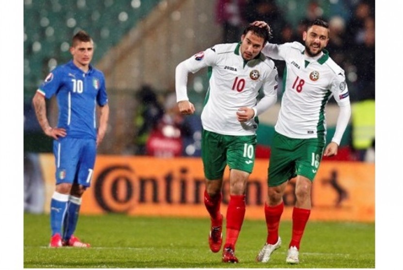 Ivelin Popov (kiri) pencetak gol pertama Bulgaria ke gawang Italia, Ahad (29/3) dini hari WIB.