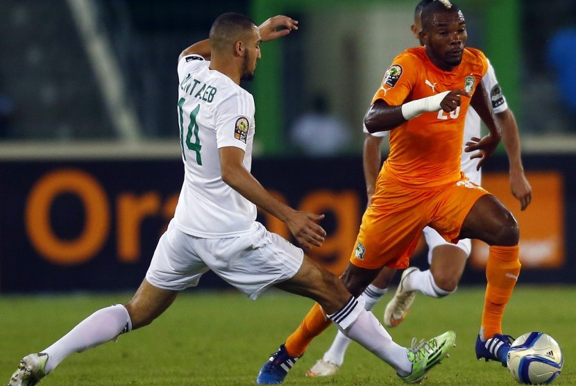 Ivory Coast's Serey Die (R) fights for the ball with Nabil Bentaleb of Algeria during their quarter-final soccer match of the 2015 African Cup of Nations in Malabo February 1, 2015