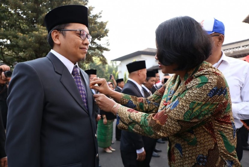   Iwan Gunawan Vice Presiden Payment PT Pos Indonesia (Persero) menerima penghargaan Satyalancana Wira Karya dari Presiden 