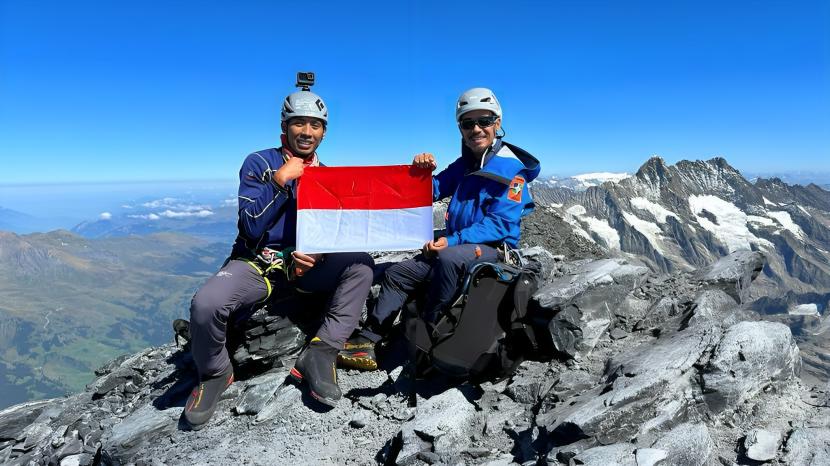Iwan Kwecheng Irawan (kanan) dan Nurhuda (kiri) berhasil mengibarkan Merah Putih di Puncak Gunung Eiger, 6 September 2023.