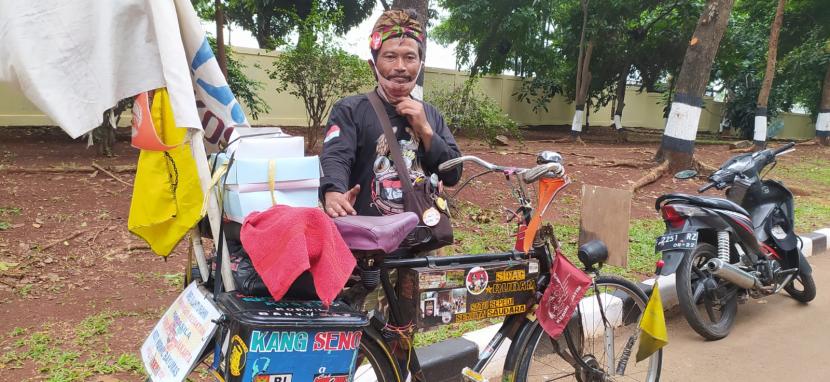 Iwan Sarkowi (40 tahun), warga Purwokerto menggowes sepeda onthel miliknya hingga ratusan kilometer ke Jakarta untuk memperingati hari Kesaktian Pancasila. Dia membutuhkan waktu hingga empat hari lebih untuk bisa sampai ke Monumen Pancasila Sakti, Lubang Buaya, Jakarta Timur, Jumat (1/10). 