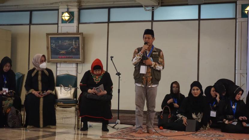 Iwapi bersama Amanah Takaful  menyerahkan santunan kepada 1.650 yatim dan dhuafa di Masjid Raya Pondok Indah Jakarta Selatan, Ahad (24/4).