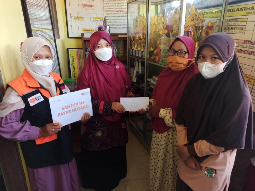 Izzatun Nur Hidayah dan ibunya Mulyati adalah penerima program santunan bebas hutang yang diberikan oleh Rumah Zakat. Santunan bebas hutang yang diberikan ditujukan untuk pembayaran uang sekolah dan pondok Izza, warga dusun Grajekan RT 05 RW 02 Desa Sukorejo yang sempat tertunggak.