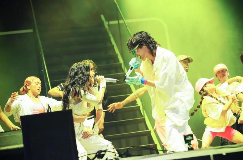 J-hope saat tampil di festival musik Lollapalooza, AS. Dalam penampilannya ini, J-hope seolah menampilkan sosok yang berbeda. 