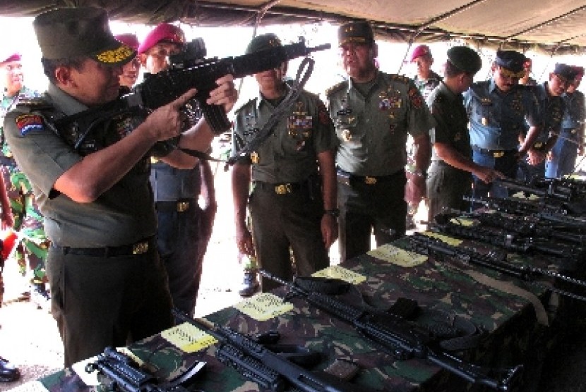 J Suryo Prabowo memerika senjata laras panjang yang dimiliki Pasmar-1, saat kunjungan ke Bhumi Marinir Karangpilang Surabaya, Kamis (22/9).