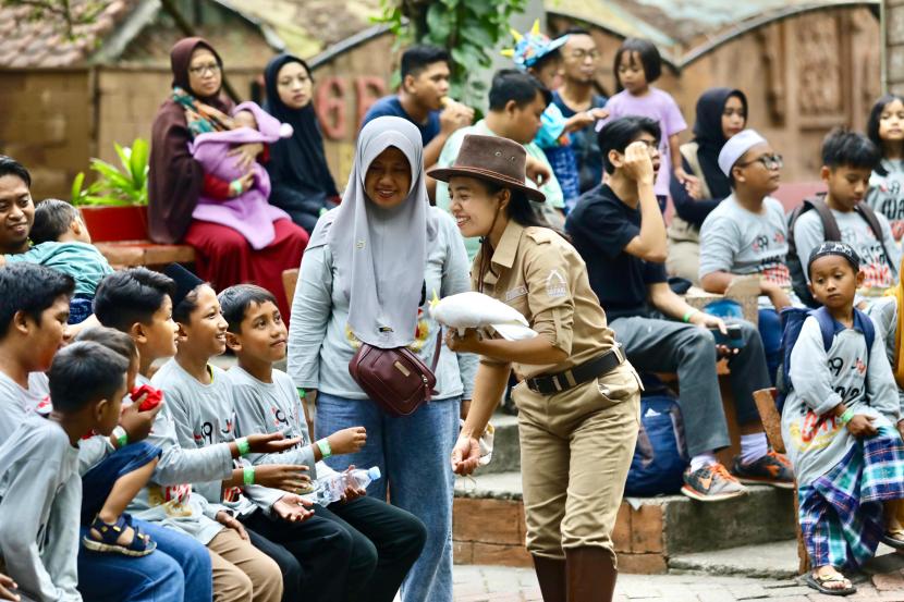 J99 Corp bersama seluruh unit bisnis yang ada di bawahnya, dan juga J99 Foundation, melakukan kegiatan CSR yang melibatkan 1.000 anak di Taman Safari Indonesia II Prigen, Malang.